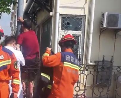 消防员为男子的后“股”之忧出警两次 消防员为男子的后“股”之忧出警两次