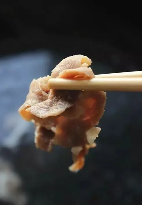 “假羊肉卷”为啥爱掺鸭肉？专家教你两招辨真假→