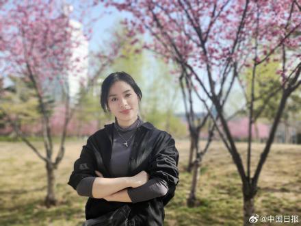 郑州一班主任为全班学生手绘画像明信片 送暖心祝福礼物