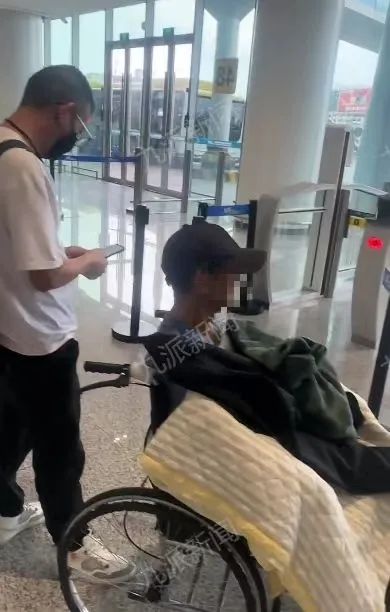 癌症晚期老人坐轮椅乘机遭拒！航空公司回应：不予承运！