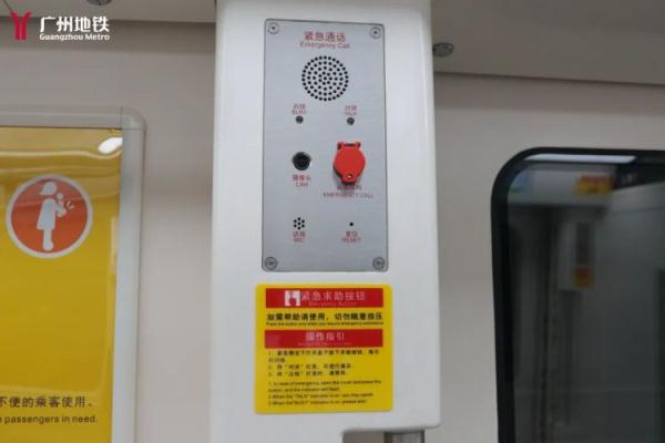 女子被地铁门夹背，痛哭不止！乘客都不敢碰，男子果断出手