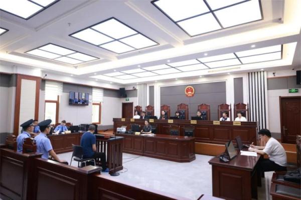 男子将大量死因不明的牛头、蹄、内脏煮熟，并用双氧水浸泡漂白，添加牛肉香精后出售