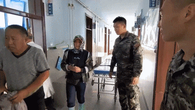 哈尔滨一村民从树林中慌忙跑出，意识模糊……晕倒路旁