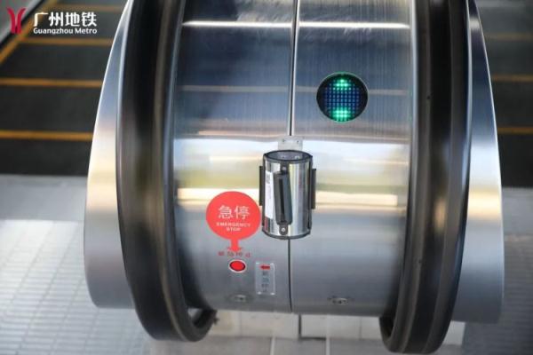 女子被地铁门夹背，痛哭不止！乘客都不敢碰，男子果断出手