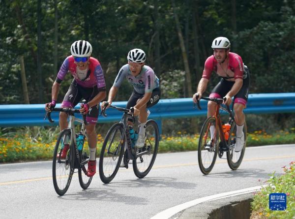 环鄱阳湖国际自行车大赛进行第五赛段的比赛