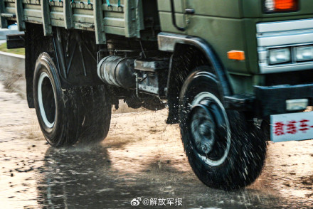 铁骑飞驰！直击汽车兵比武现场