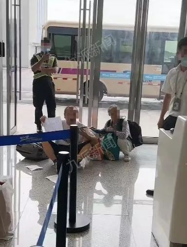癌症晚期老人坐轮椅乘机遭拒！航空公司回应：不予承运！
