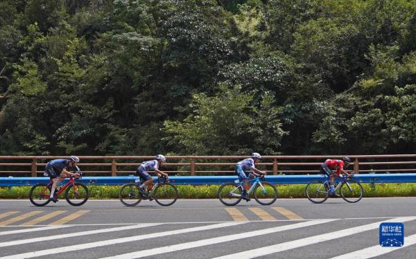 环鄱阳湖国际自行车大赛进行第五赛段的比赛