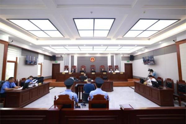 男子将大量死因不明的牛头、蹄、内脏煮熟，并用双氧水浸泡漂白，添加牛肉香精后出售