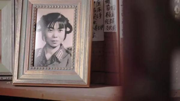 穿着一双15元的鞋，她捐了1000万