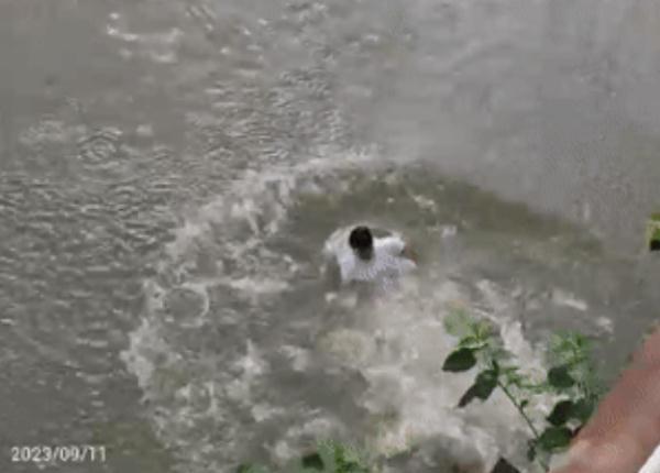 突然，他从8米高河堤跳下！现场太震撼……