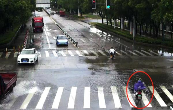 在积水路段开车溅人一身水?违法! 在积水路段开车溅人一身水?违法!