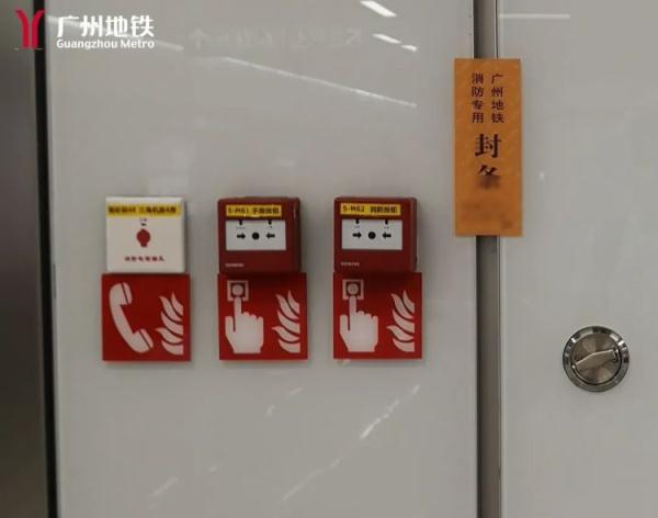 女子被地铁门夹背，痛哭不止！乘客都不敢碰，男子果断出手