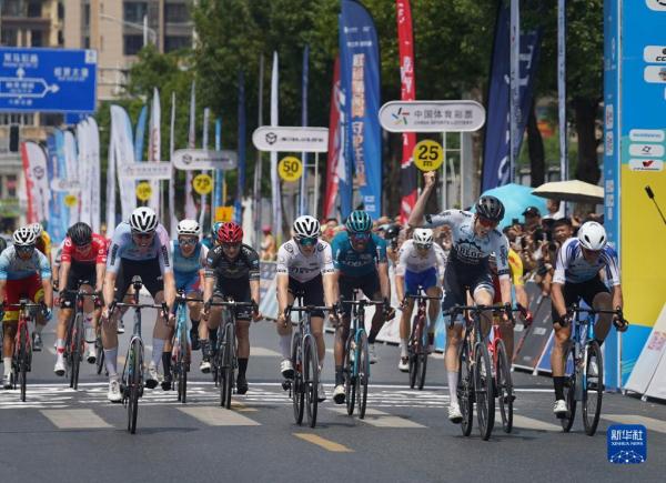 环鄱阳湖国际自行车大赛进行第五赛段的比赛