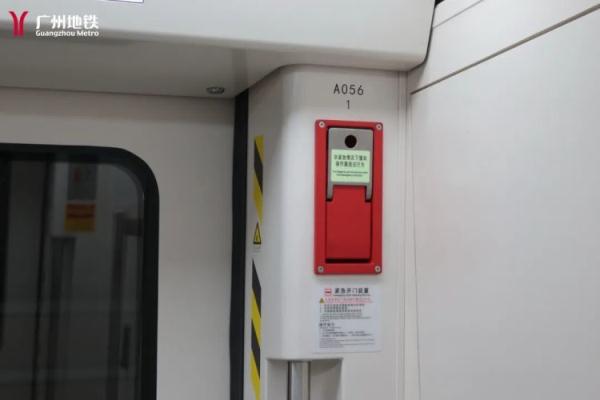 女子被地铁门夹背，痛哭不止！乘客都不敢碰，男子果断出手