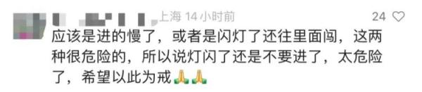 女子被地铁门夹背，痛哭不止！乘客都不敢碰，男子果断出手