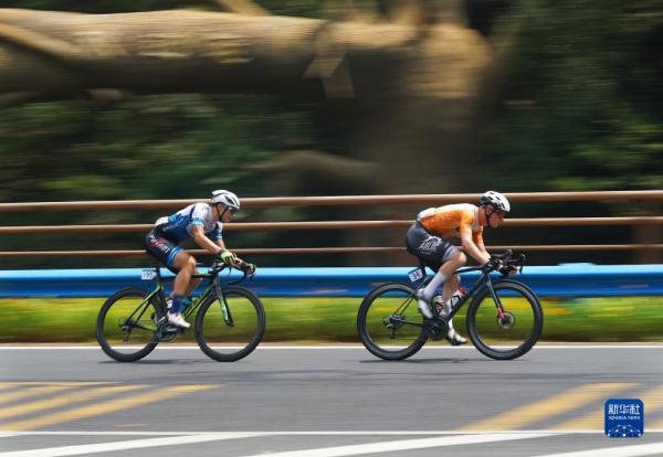 环鄱阳湖国际自行车大赛进行第五赛段的比赛