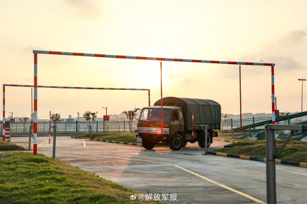 铁骑飞驰！直击汽车兵比武现场