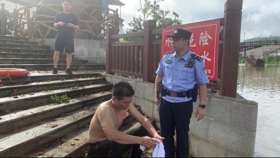 突然，他从8米高河堤跳下！现场太震撼……