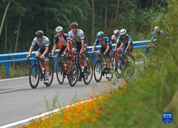 环鄱阳湖国际自行车大赛进行第五赛段的比赛