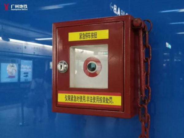 女子被地铁门夹背，痛哭不止！乘客都不敢碰，男子果断出手