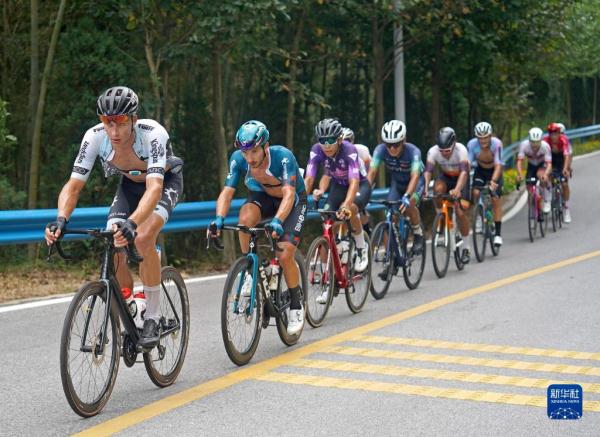 环鄱阳湖国际自行车大赛进行第五赛段的比赛