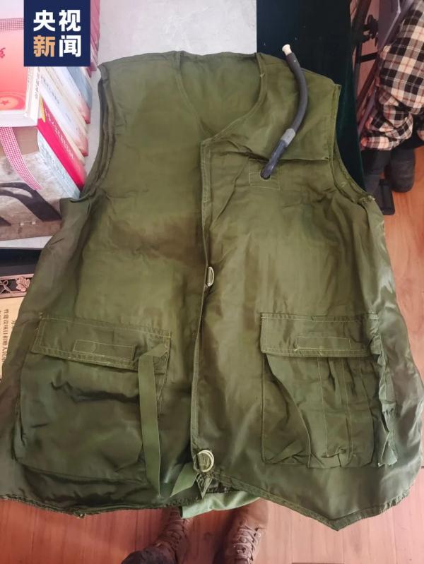 穿着一双15元的鞋，她捐了1000万