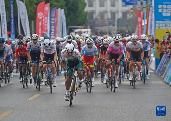 环鄱阳湖国际自行车大赛进行第五赛段的比赛
