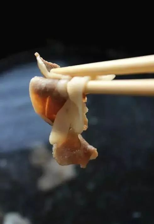 “假羊肉卷”为啥爱掺鸭肉？专家教你两招辨真假→