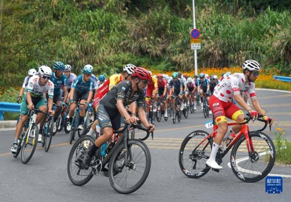 环鄱阳湖国际自行车大赛进行第五赛段的比赛