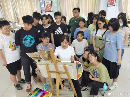 郑州一班主任为全班学生手绘画像明信片 送暖心祝福礼物