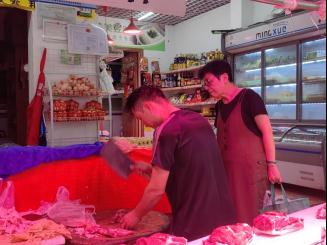 上海老爷叔连跑4家店被拒！消保委索性去了近千家后发现猫腻：51家店存在问题