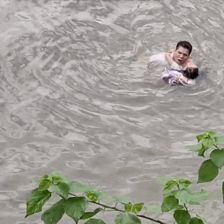 突然，他从8米高河堤跳下！现场太震撼……