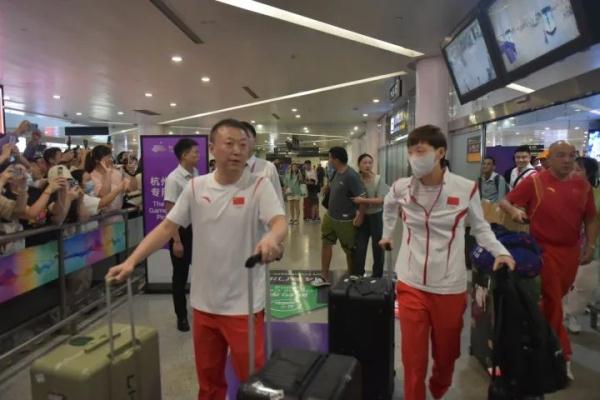 中国乒乓球队抵杭！萧山国际机场秒变“大型追星现场”