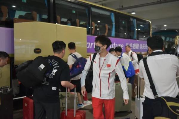 中国乒乓球队抵杭！萧山国际机场秒变“大型追星现场”