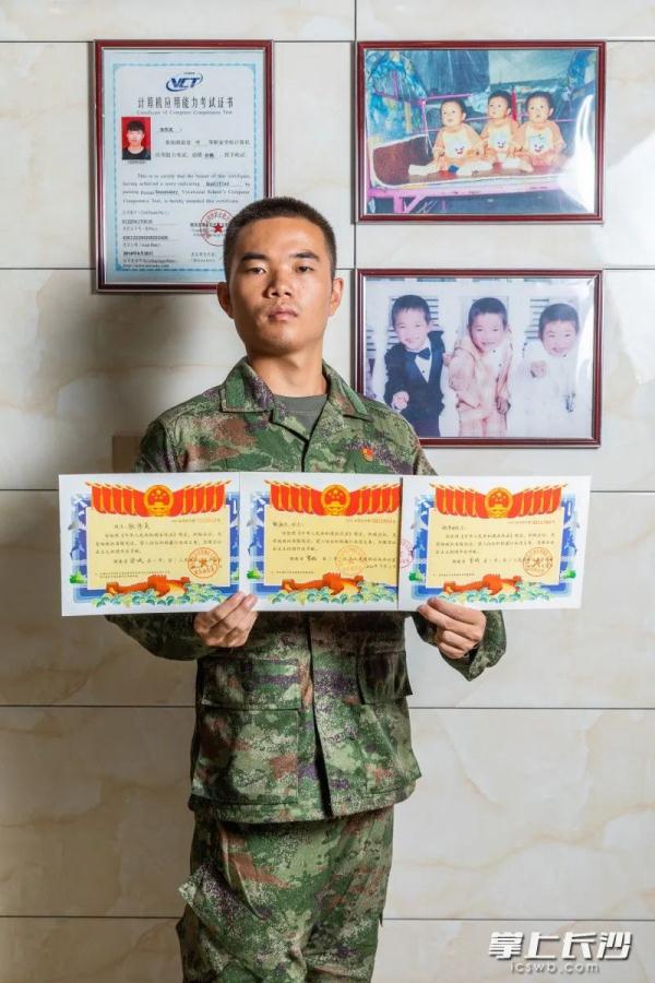 太酷了!长沙00后三胞胎接力入伍 太酷了!长沙00后三胞胎接力入伍