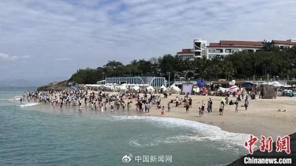 超级黄金周旅游预订火爆，有网友调侃“我掐着人中订的机票酒店”