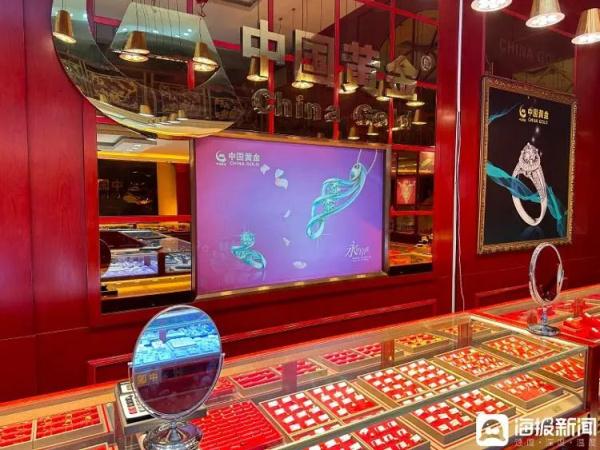 金价每克“狂飙”至600元! 金价每克“狂飙”至600元!