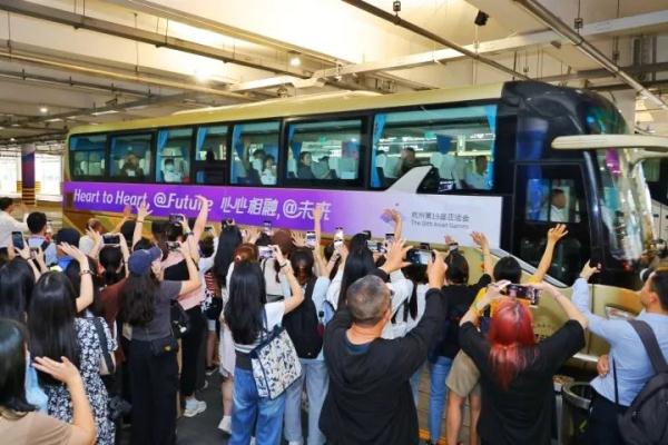 中国乒乓球队抵杭！萧山国际机场秒变“大型追星现场”