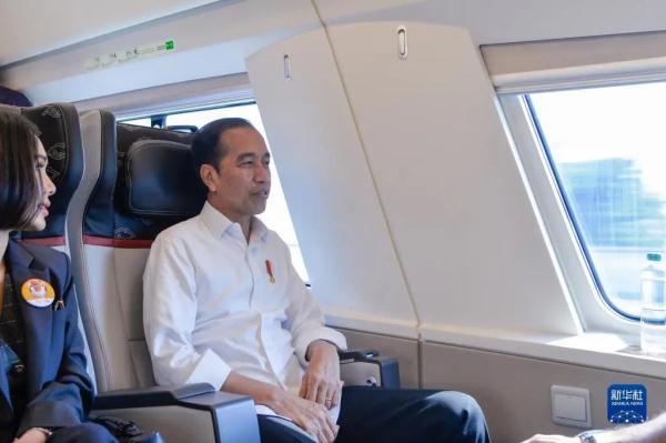 时速350公里!印尼总统首乘雅万高铁:很平稳、很舒适 时速350公里!印尼总统首乘雅万高铁:很平稳、很舒适