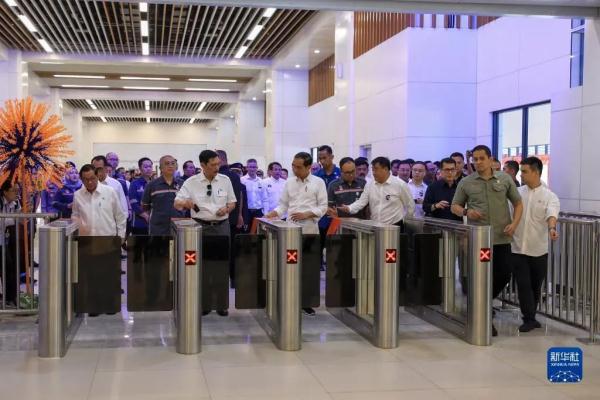 时速350公里!印尼总统首乘雅万高铁:很平稳、很舒适 时速350公里!印尼总统首乘雅万高铁:很平稳、很舒适