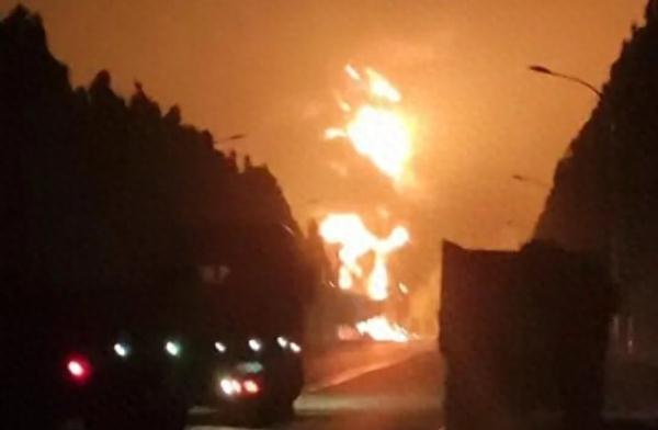 河北一油罐车被追尾发生爆炸