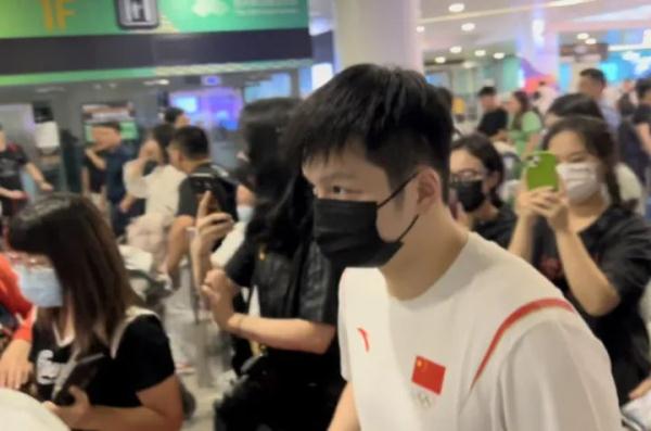 中国乒乓球队抵杭！萧山国际机场秒变“大型追星现场”