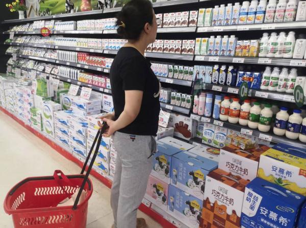 “高价”娟姗牛奶你会买吗？部分产品标签藏猫腻......