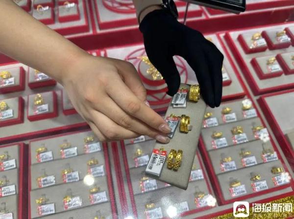 金价每克“狂飙”至600元! 金价每克“狂飙”至600元!