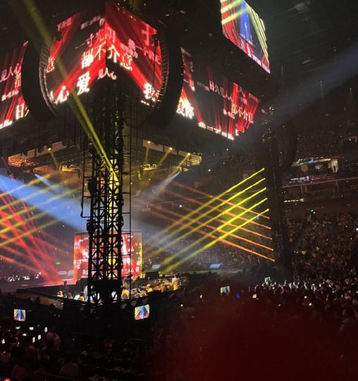 演唱会全程闻声不见人!谁在歌迷和舞台之间收钱“立柱子”? 演唱会全程闻声不见人!谁在歌迷和舞台之间收钱“立柱子”?