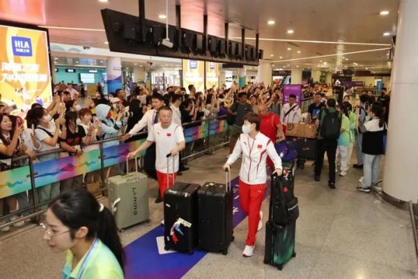 中国乒乓球队抵杭！萧山国际机场秒变“大型追星现场”