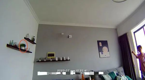 住客在民宿房间发现摄像头索赔，竟是自导自演想敲诈