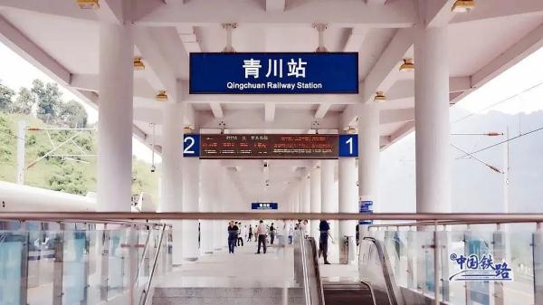 高铁站修“歪”了？真相揭秘！