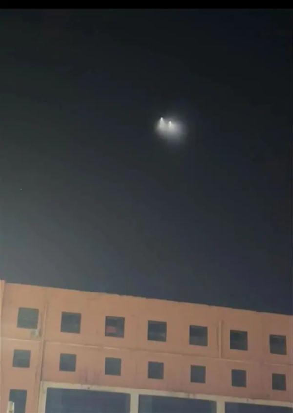 多地夜空现“巨大光束”,天文专家回应 多地夜空现“巨大光束”,天文专家回应